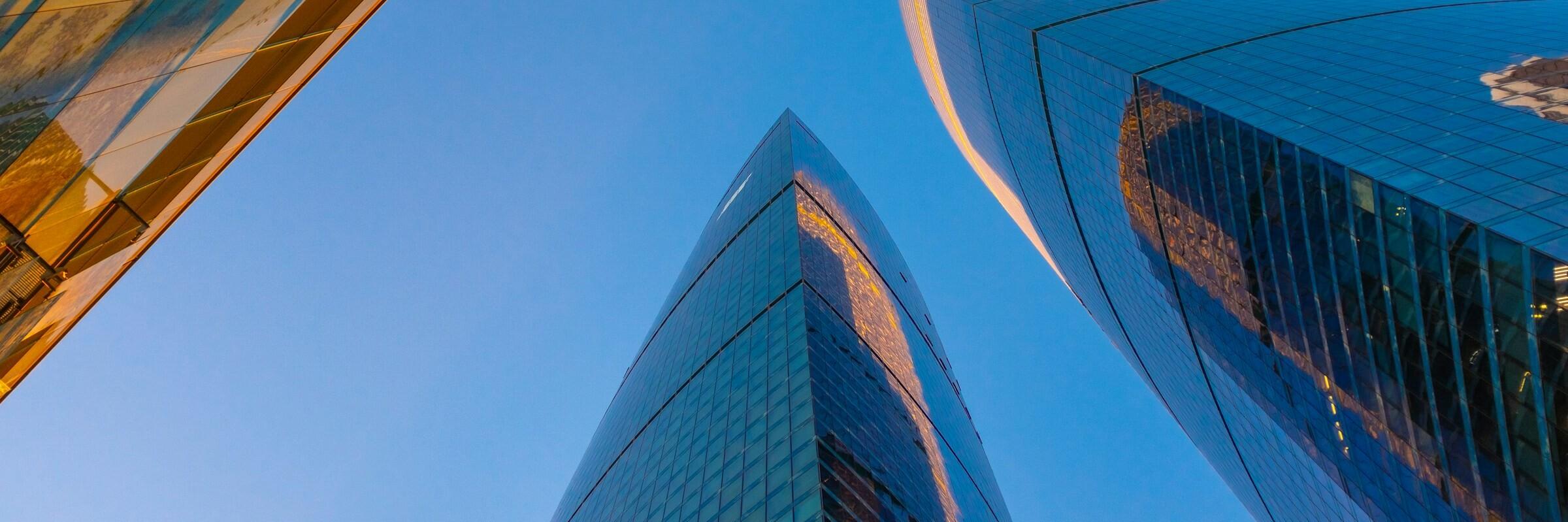 Hochhäuser Wolkenkratzer im Abendlicht