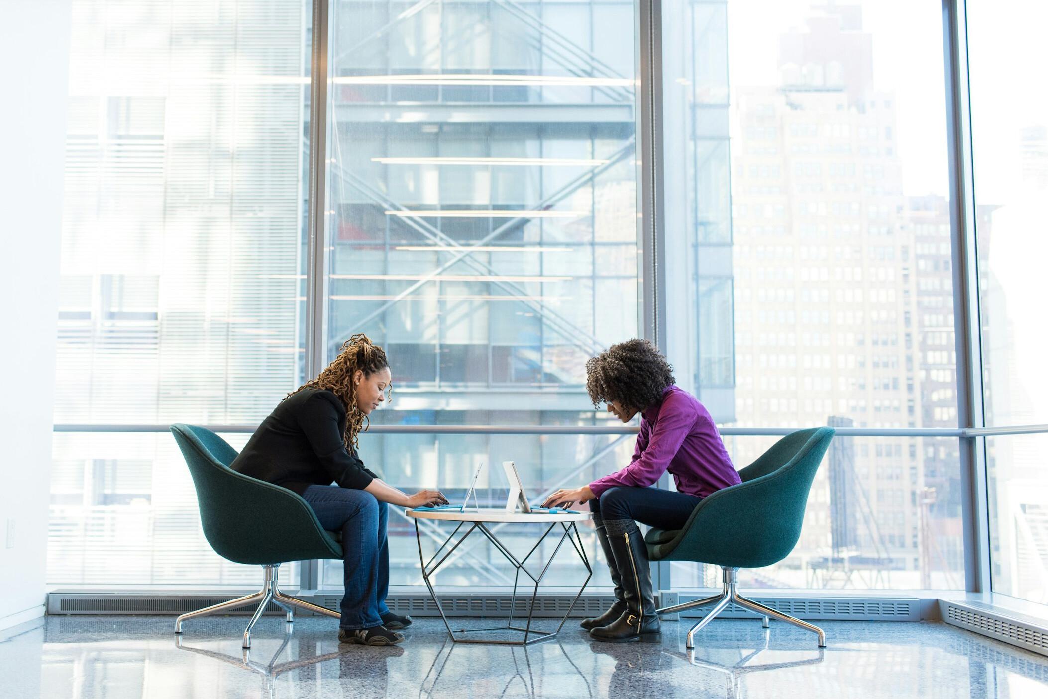 Gespräch Two women in a meeting