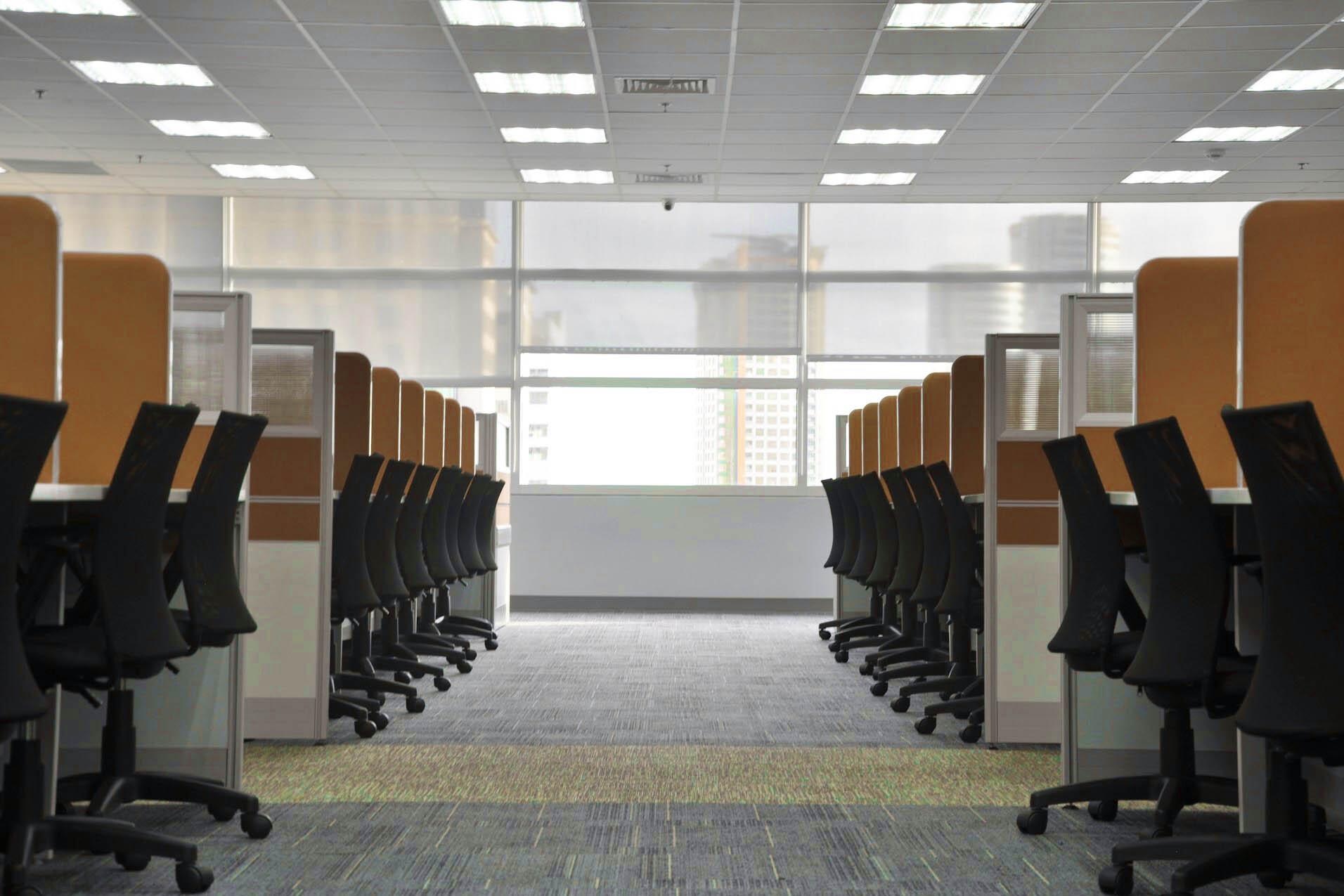 Großraumbüro Desks with orange partitions in an open-plan office