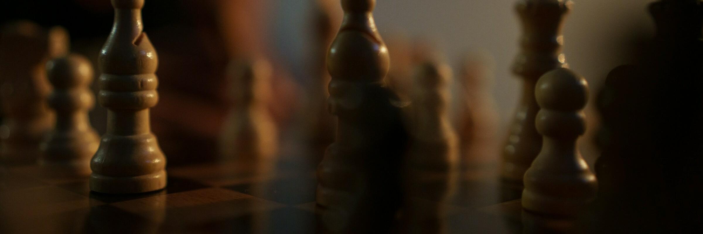 Figuren Schachfiguren im Halbdunkel