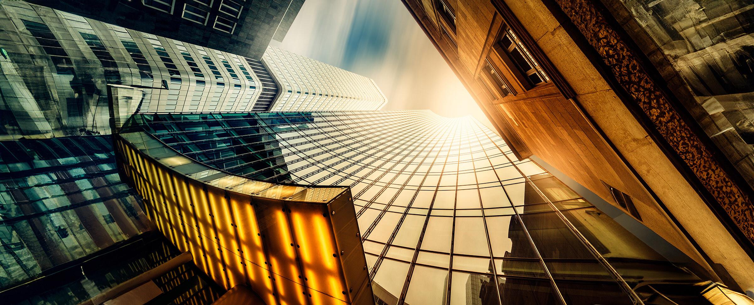 Blick in dem Himmel durch einige Hochhäuser hindurch