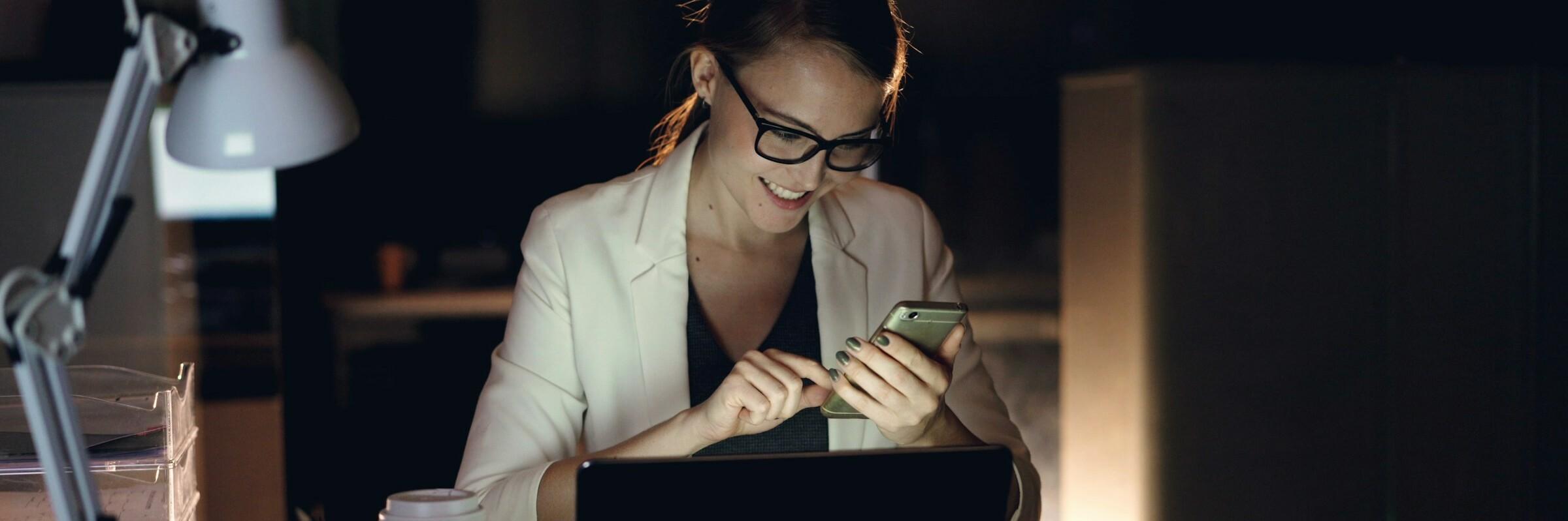 Frau am Schreibtisch