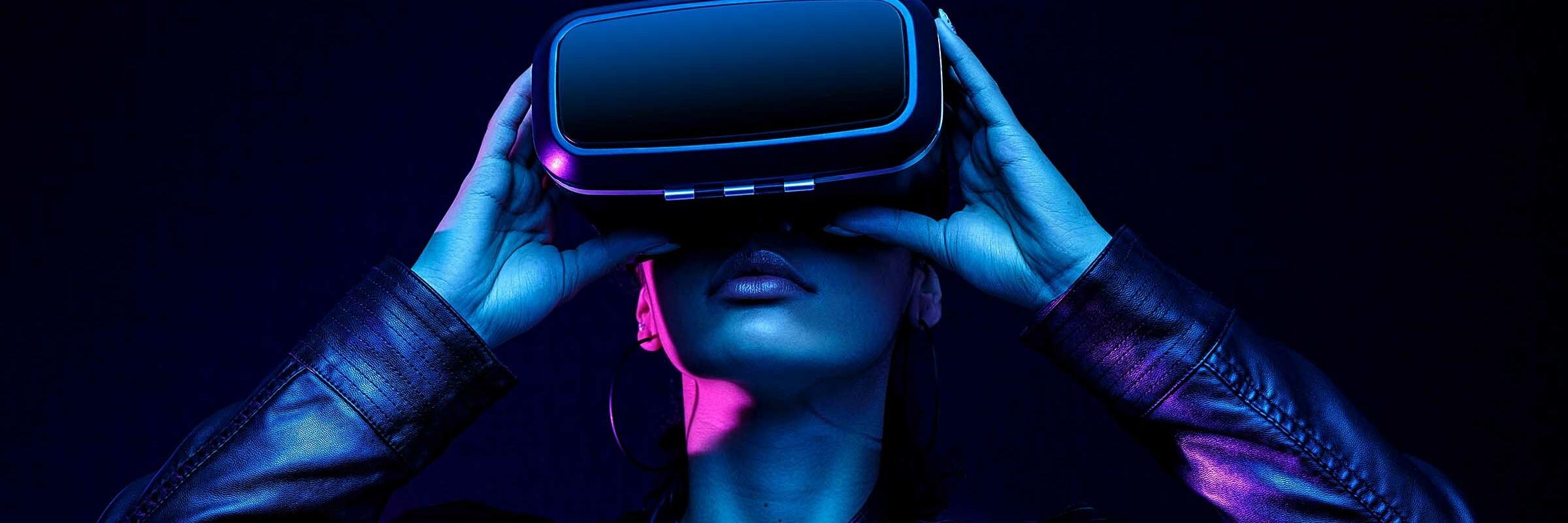 VR-Brille Eine Frau sieht durch eine VR-Brille