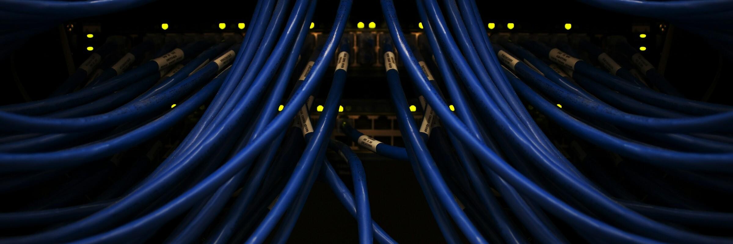 Kabel Mehrere blaue Kabel, im Hintergrund kleine gelbe Lichter