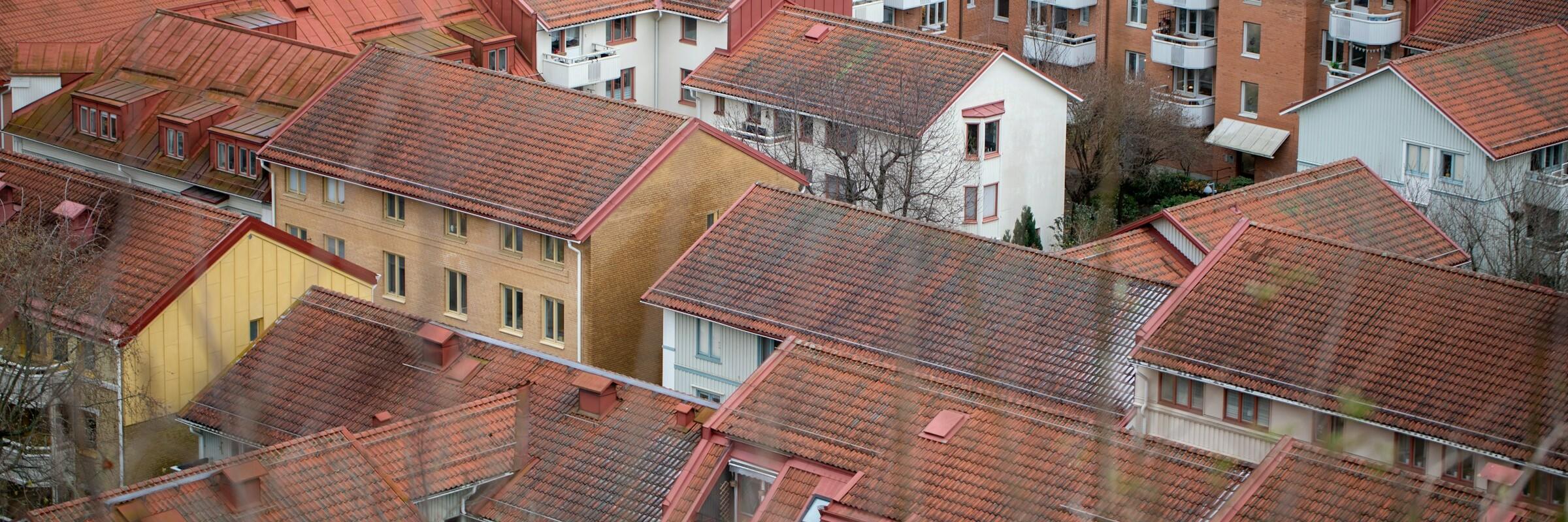 Blick auf mehrere Mehrfamilienhäuser von oben