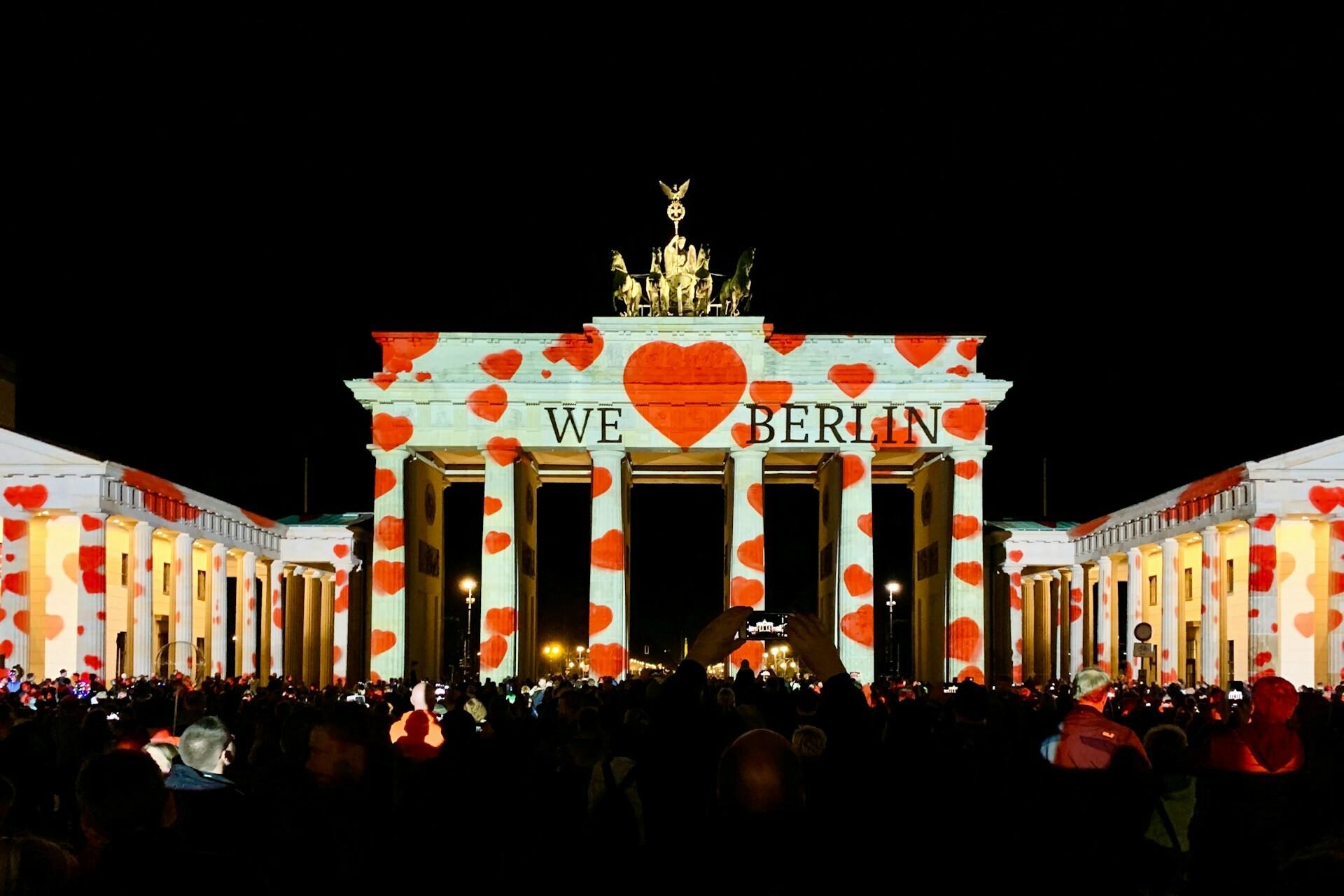 Brandenburger Tor Brandenburger Tor, das mit der Schrift "We love Berlin" und roten Herzen angestrahlt ist