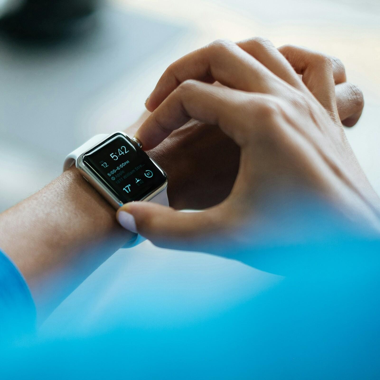 Smartwatch Eine Smartwatch am Handgelenk