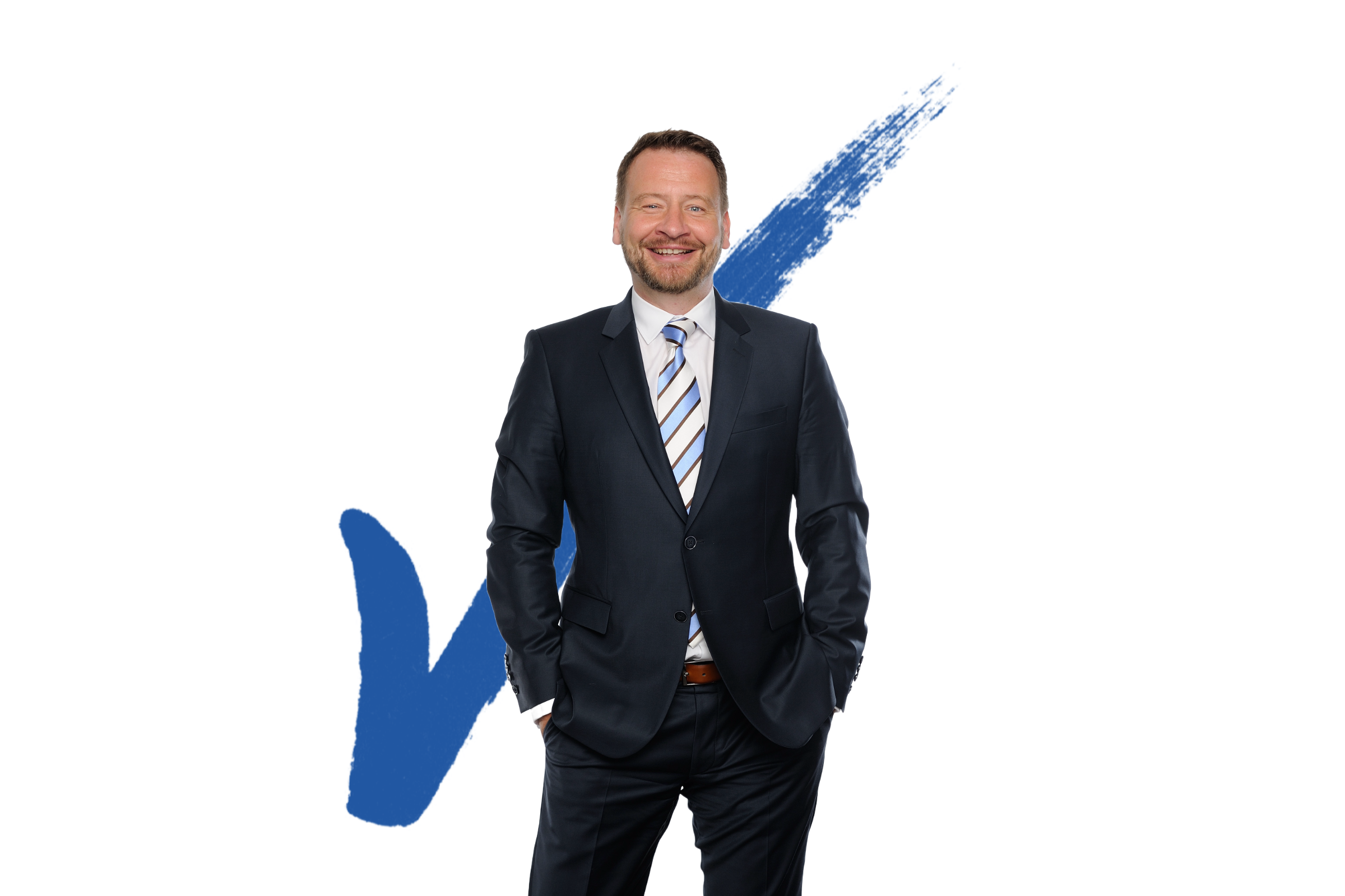 The photo shows Thilo Märtin wearing a suit, pictured from the knees up. Against the otherwise white background, a blue check mark can be seen, one of MKM's signature scribbles.