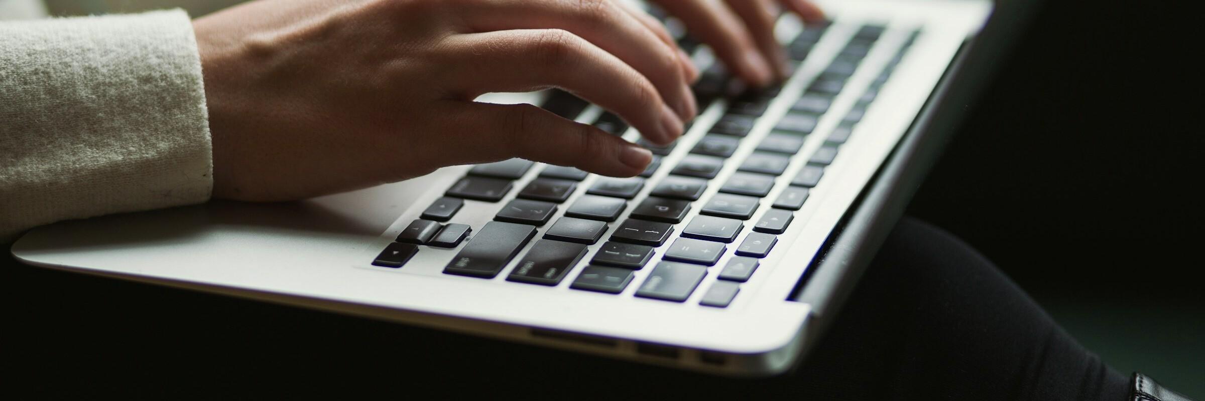 Finger auf Laptop Finger tippen auf einem Laptop