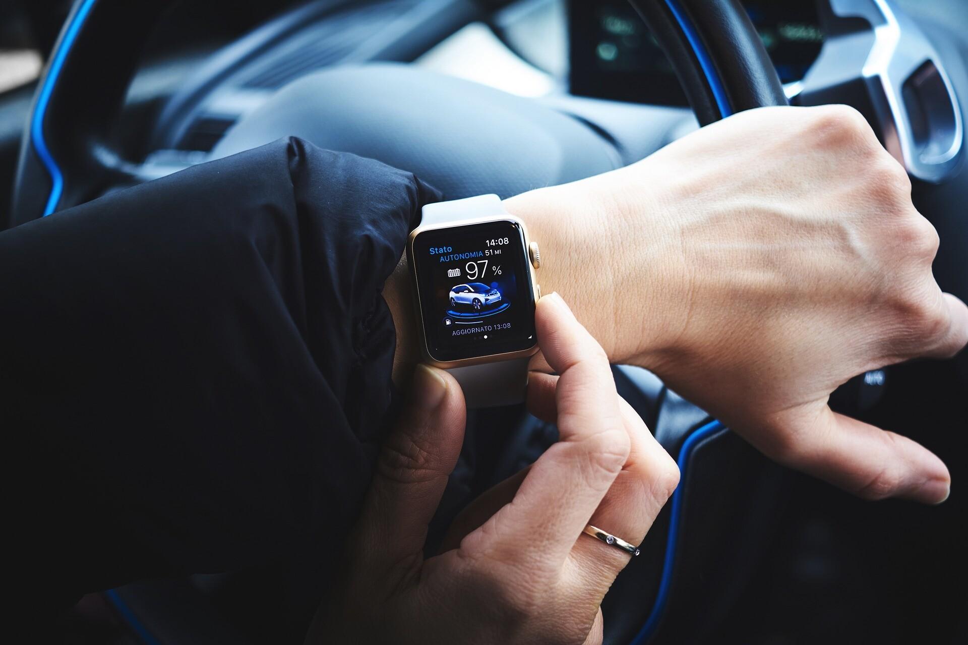 Intelligente Uhr am Handgelenk Eine Person greift an ihre Smart Watch am anderen Handgelenk.