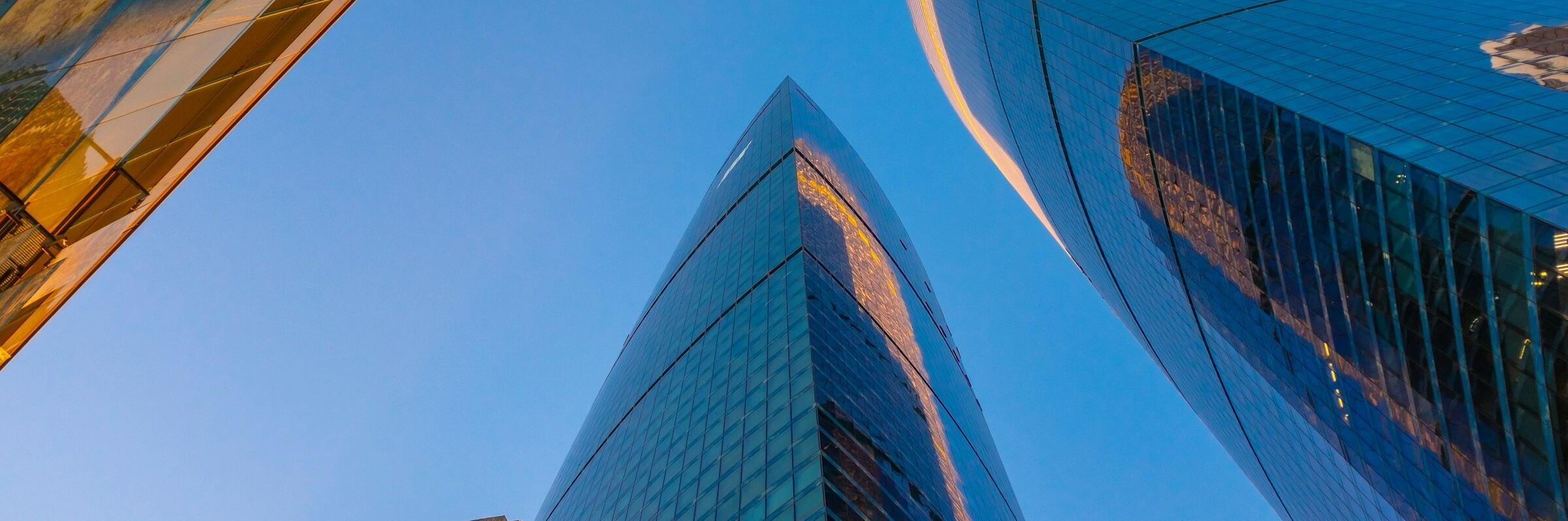 Hochhäuser Wolkenkratzer im Abendlicht