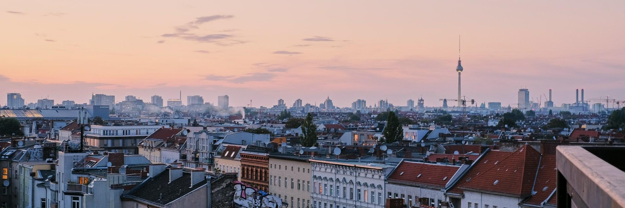 Berlin Blick auf Häuser in Berlin im Sonnenuntergang