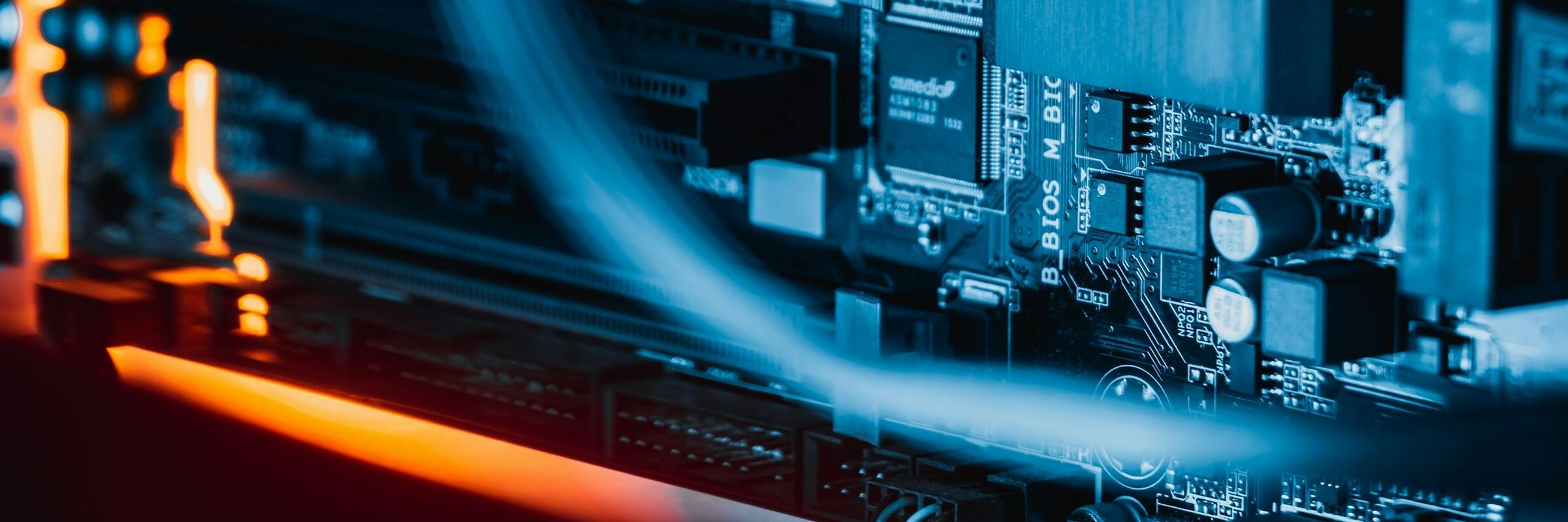 Computer-Motherboard Nahaufnahme eines Motherboards mit Drähten