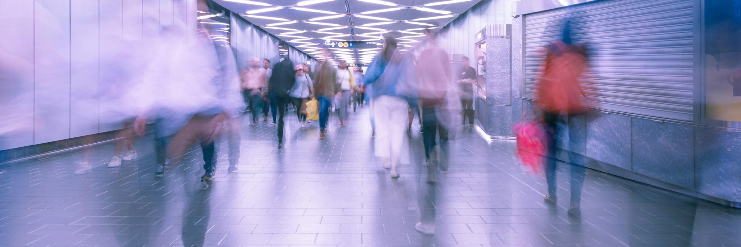 Verschwommene Personen in einem Durchgang