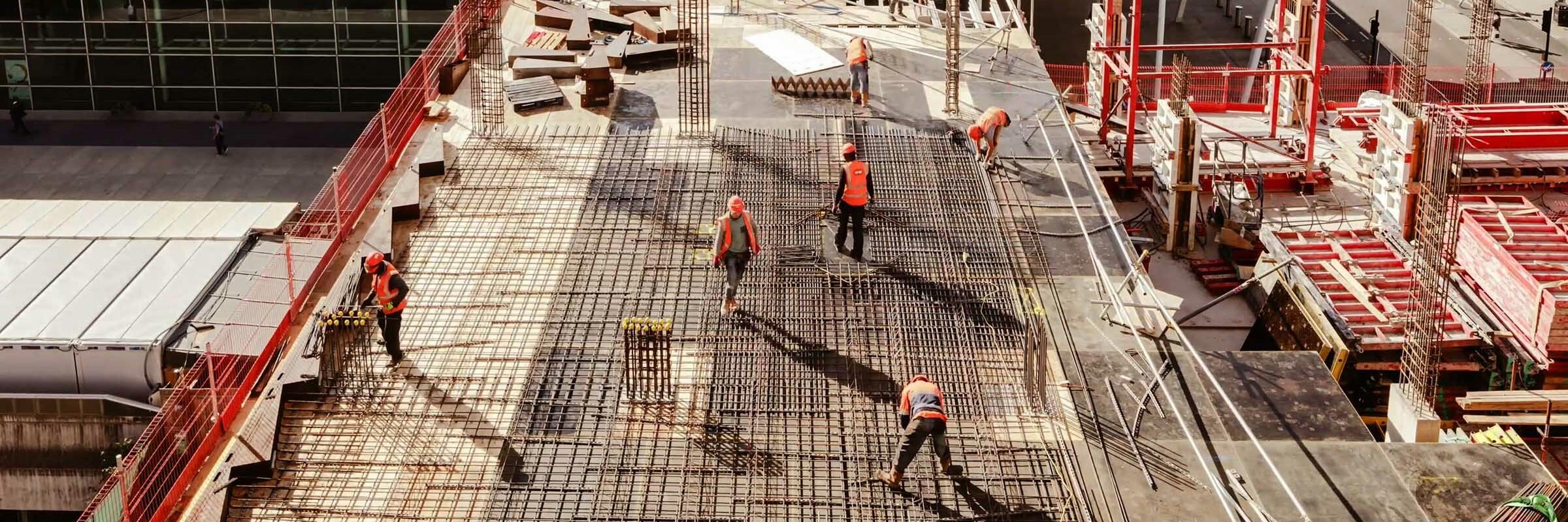 Baustelle Baustelle von schräg oben mit mehreren Bauarbeitern
