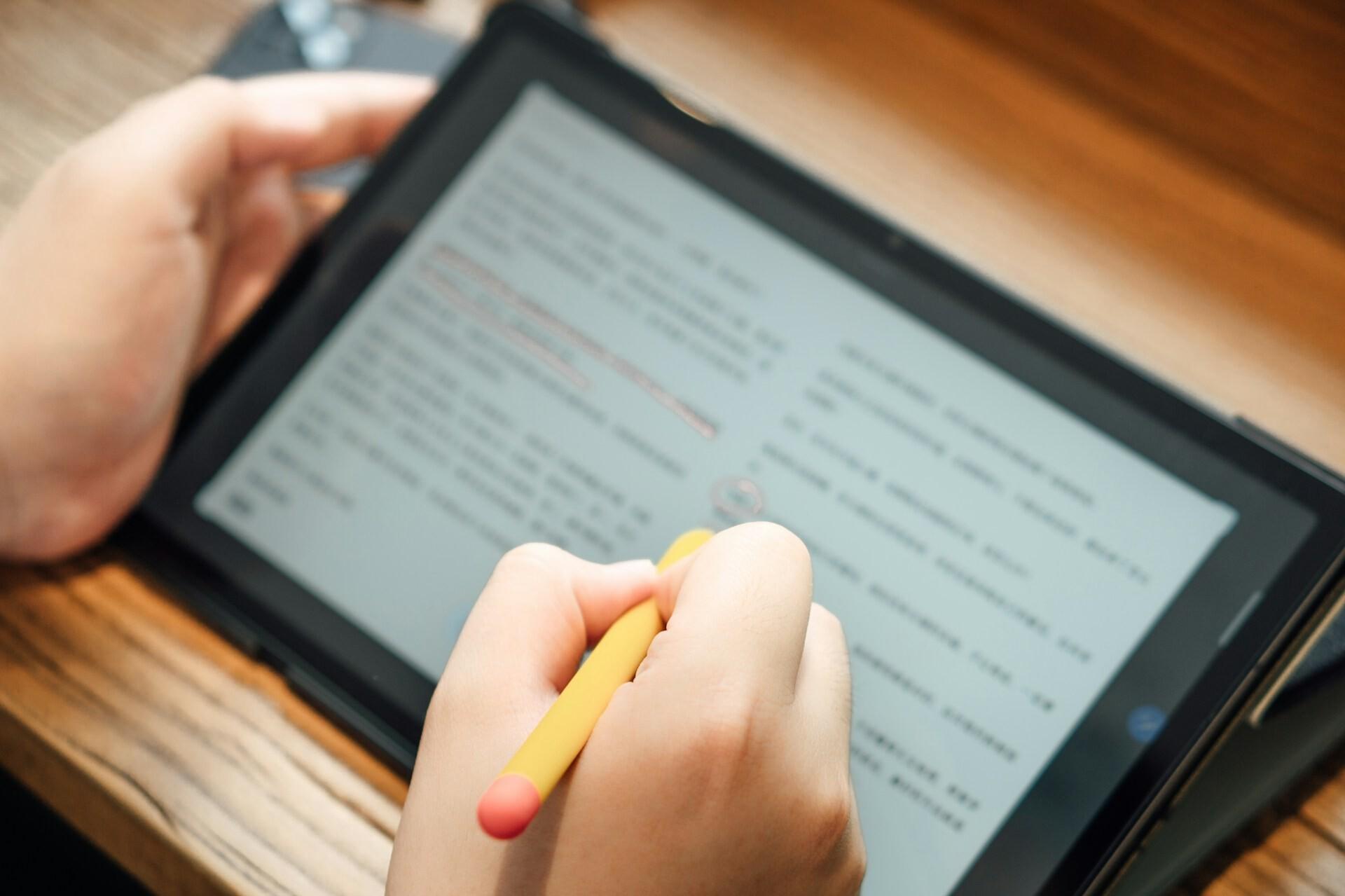 Arbeit mit Tablet A person's two hands are marking something on a tablet