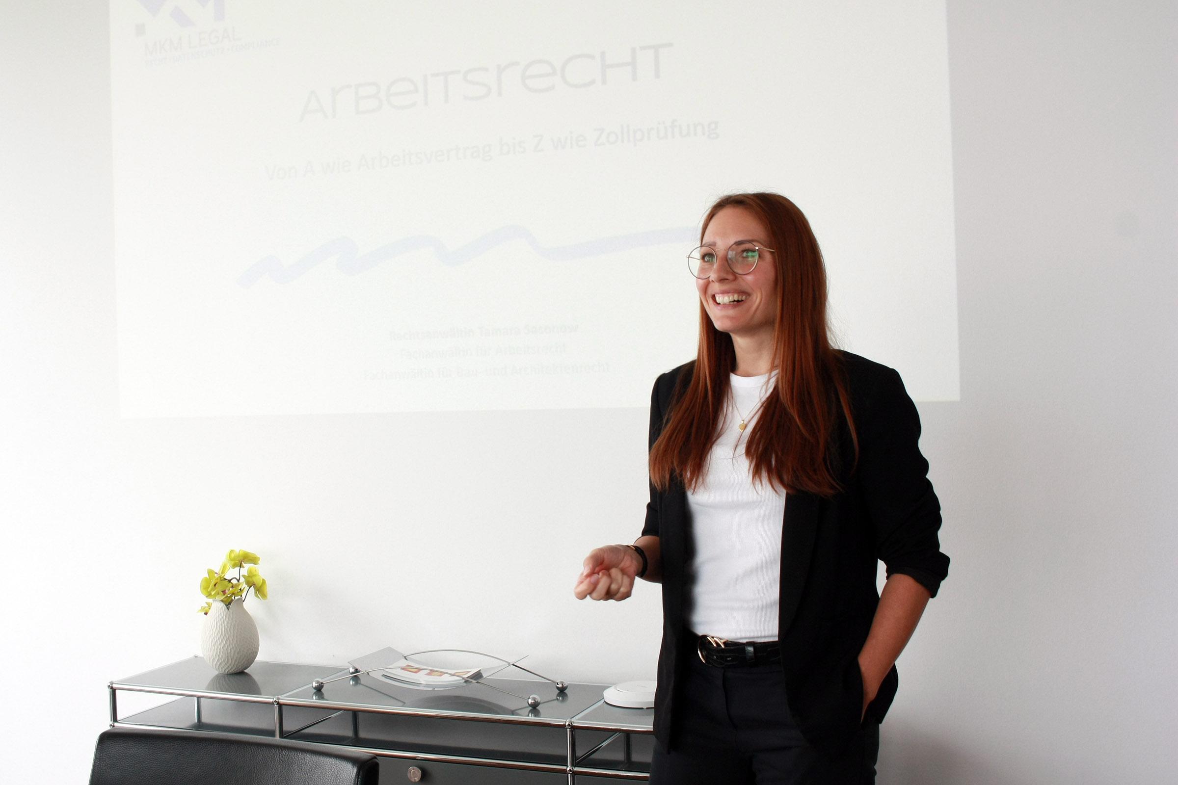 Tamara Sasonow während einer Präsentation, sie lächelt ins Publikum