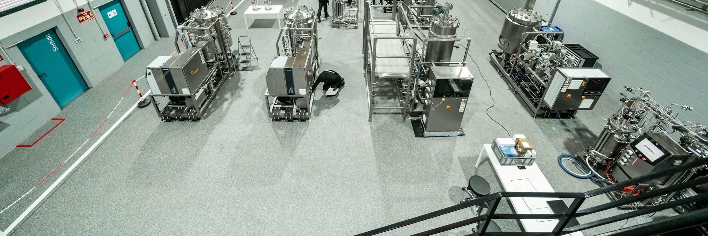 Fabrikhalle Blick von leicht oben ins Innere einer Fabrikhalle