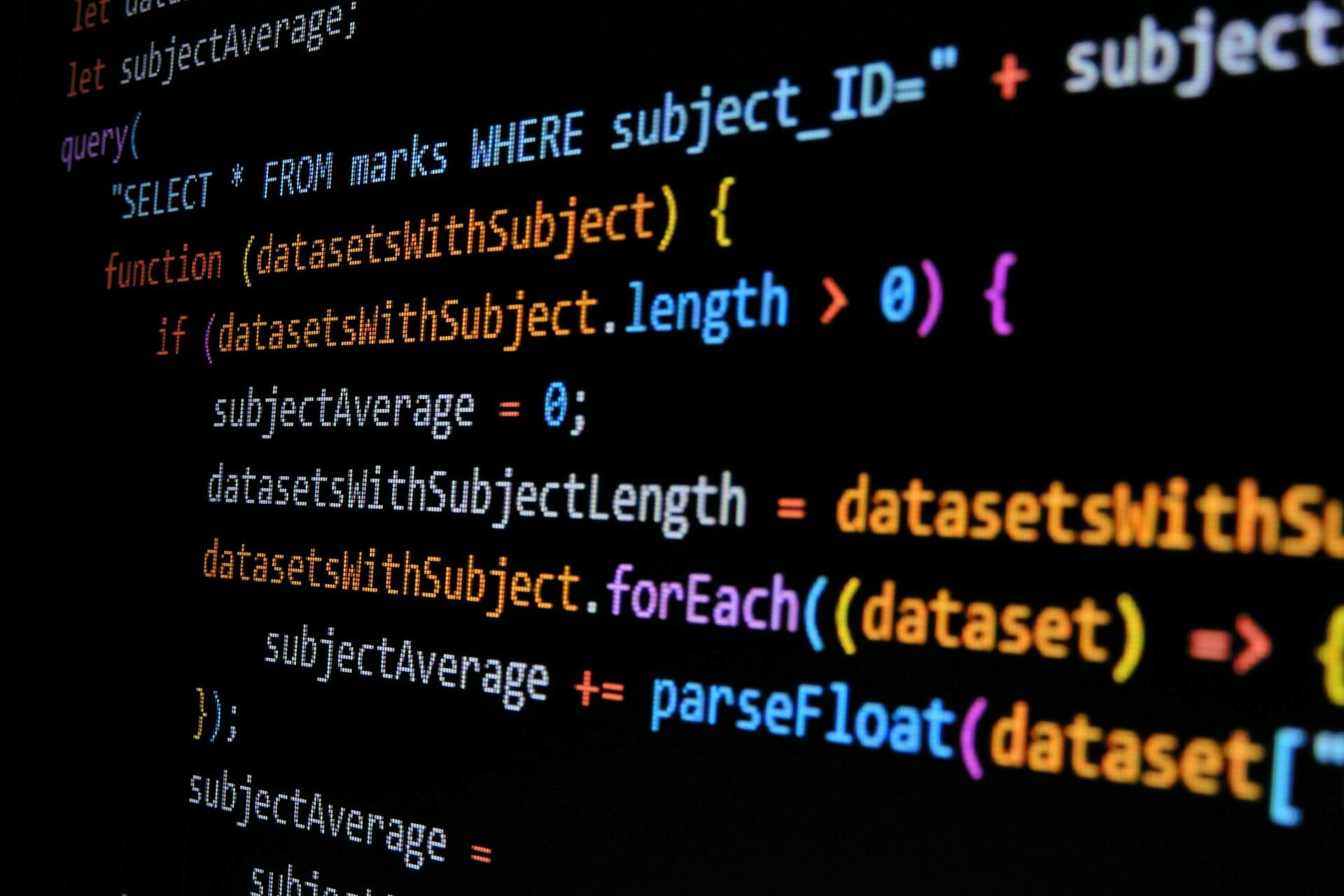 Code Bunt markierter Code auf dunklem Bildschirm-Hintergrund