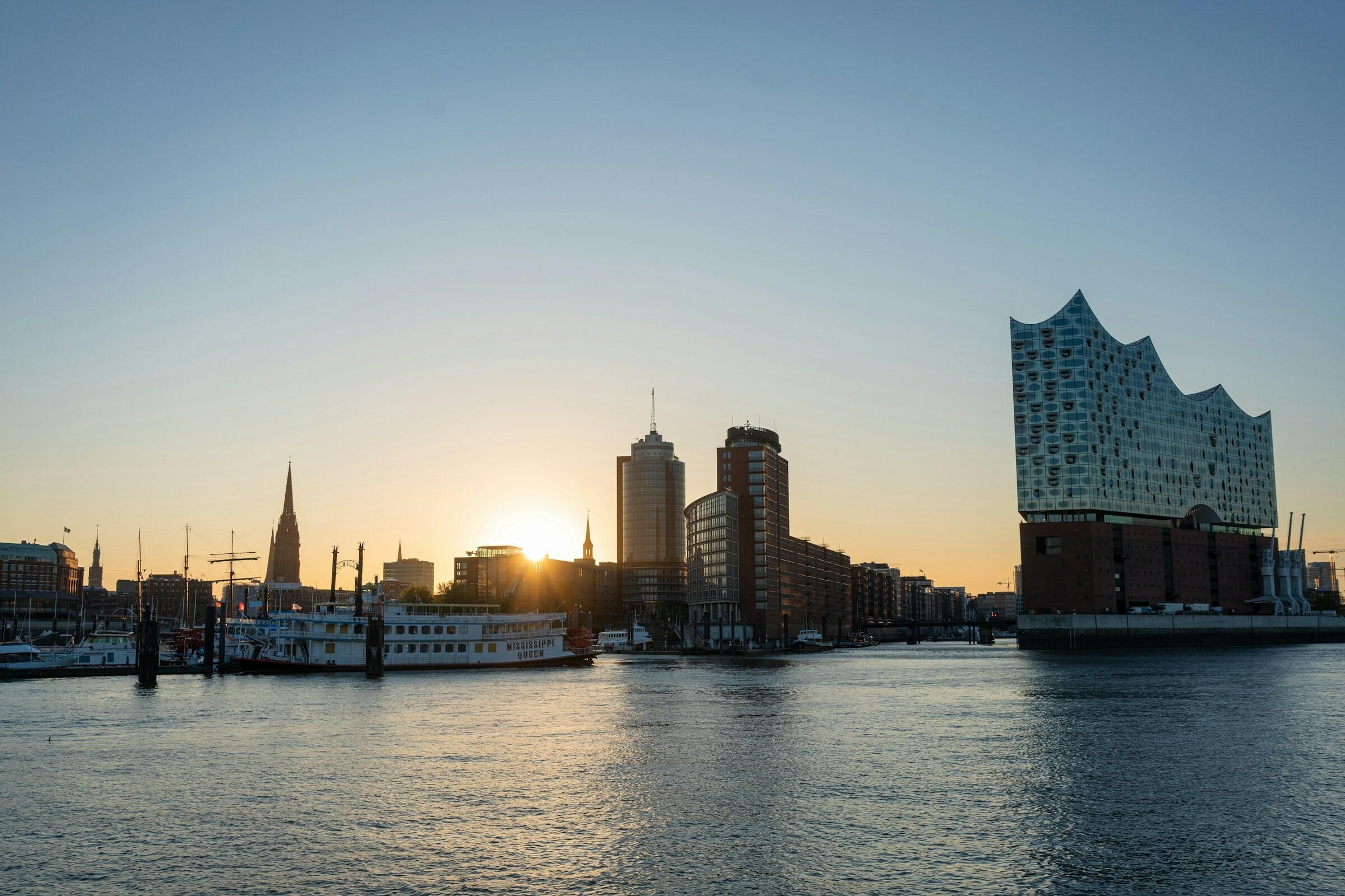 Hamburger Hafen Hamburg harbour basin in backlight, with the Elbphilharmonie concert hall to the right