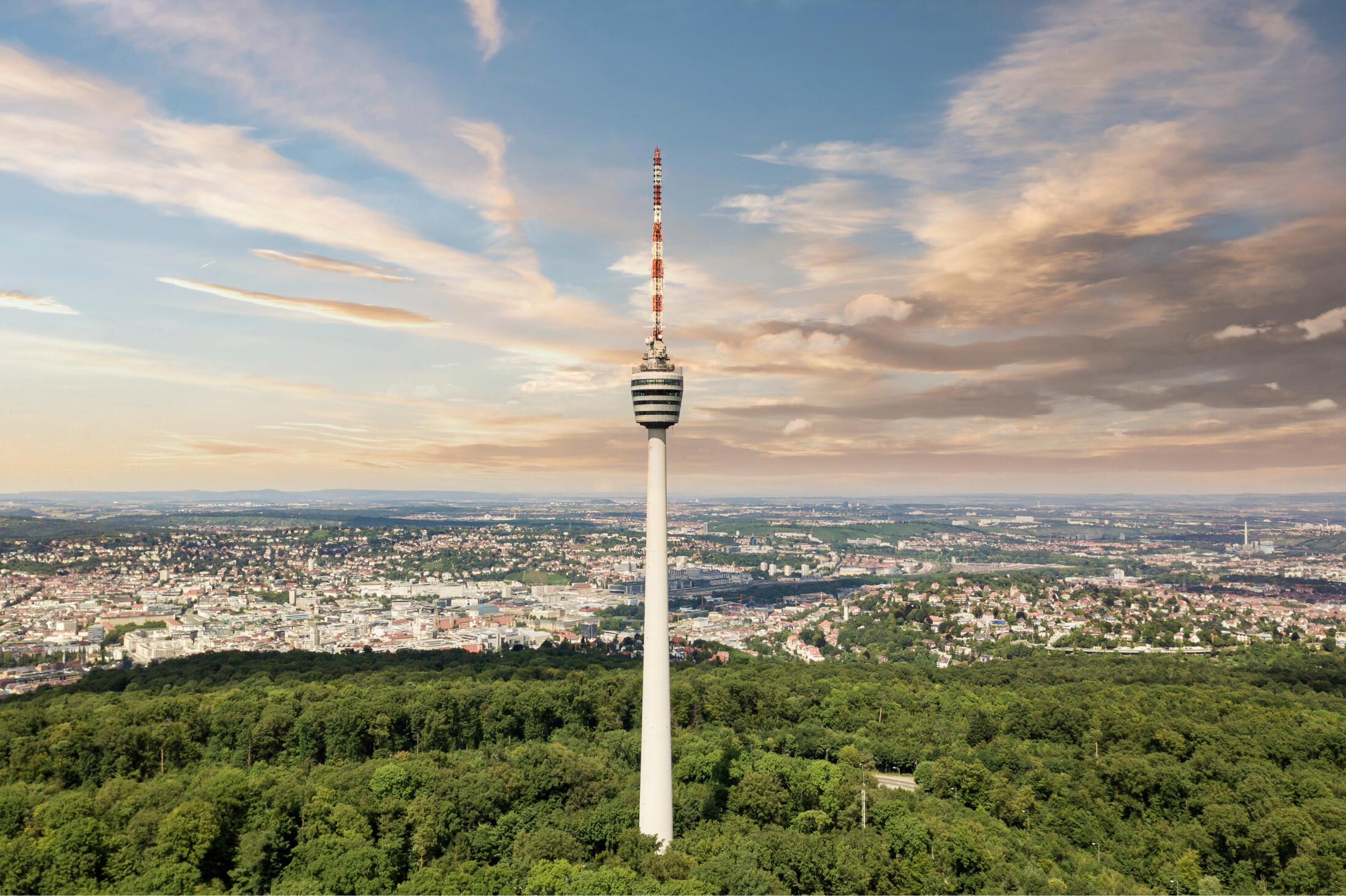 Stuttgarter Fernsehturm Im Vordergrund Fernsehturm, im Hintergrund Stuttgart