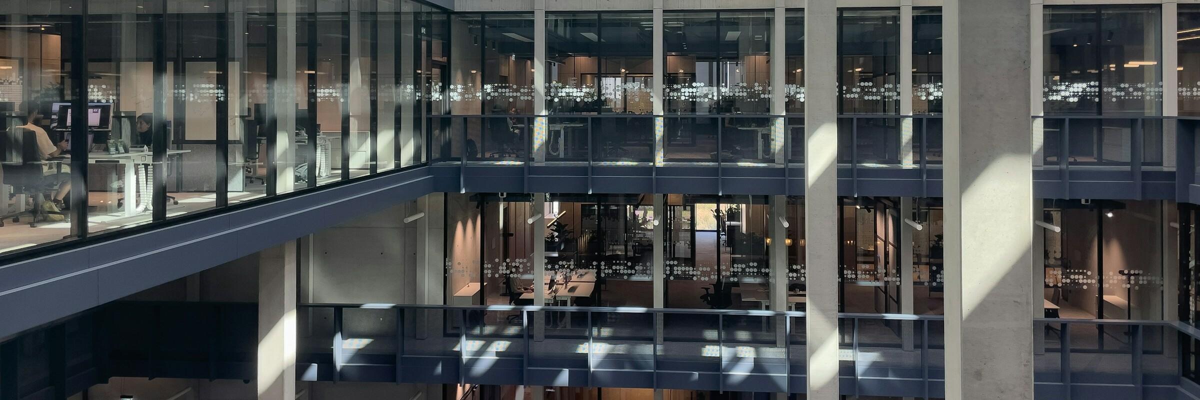 Viele Büros Viele Büros in einem Gebäude nebeneinander