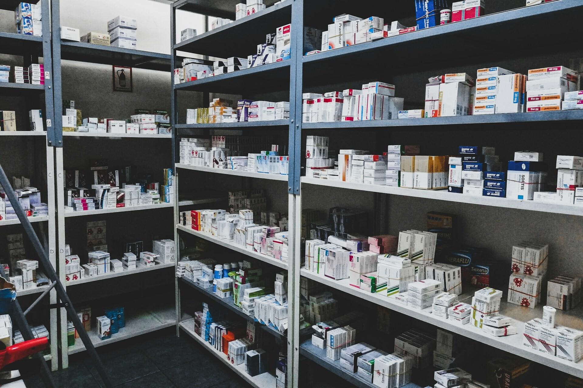 Medikamente Several shelves of medication